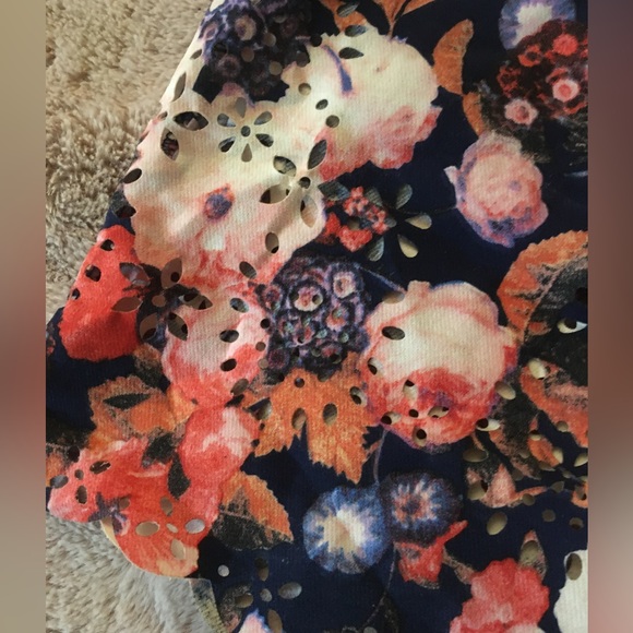 Floral crop with laser cut flowers - Picture 6 of 6